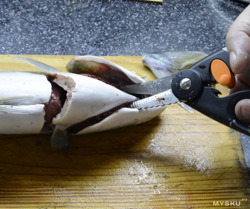 Ножницы для рыбы  Fiskars 1003032. Рационально используем рыбу- мясо на жарку, остальное на варку.