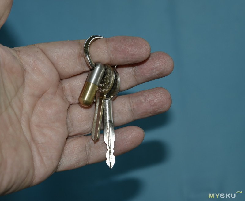 Кольцо для ключей с мини резаком.