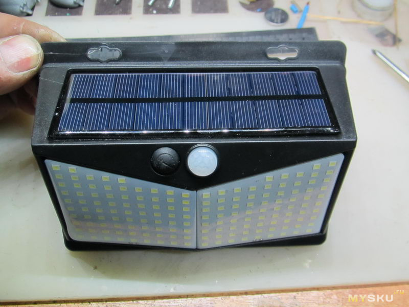 Светильник на солнечных батареях с датчиком движения. Миниобзор