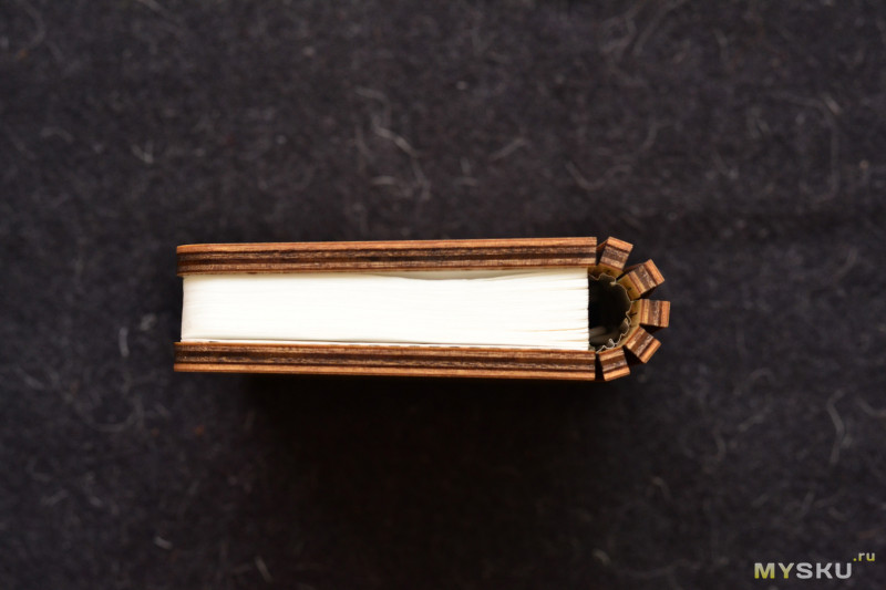 Портативный светильник в форме книги