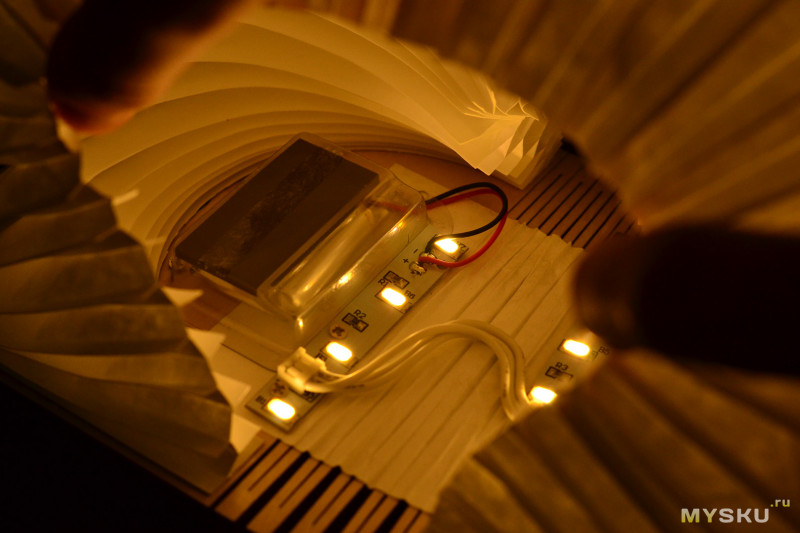 Портативный светильник в форме книги