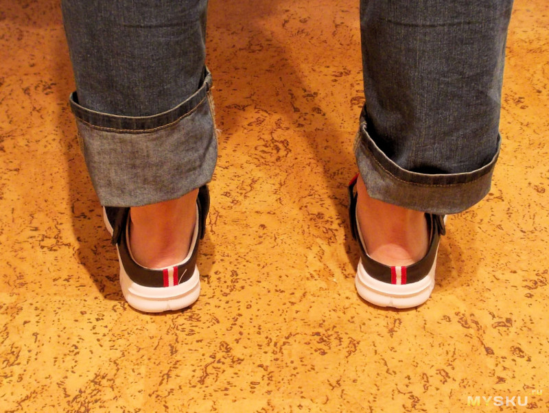 Легкие дышащие туфли с застежкой по типу кроксов