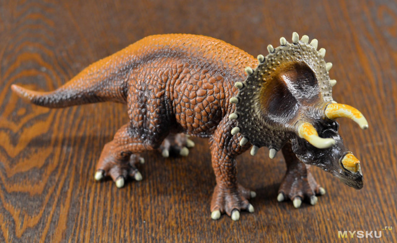 Реалистичная фигурка динозавра Трицератопса