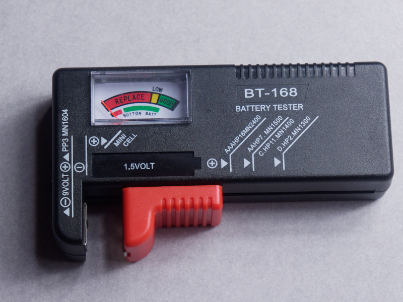 Как найти разряженные батарейки, или обзор тестера BT168