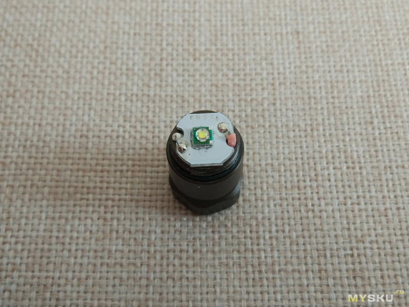 Популярный наключный фонарик Tank007 E09 и его разборка