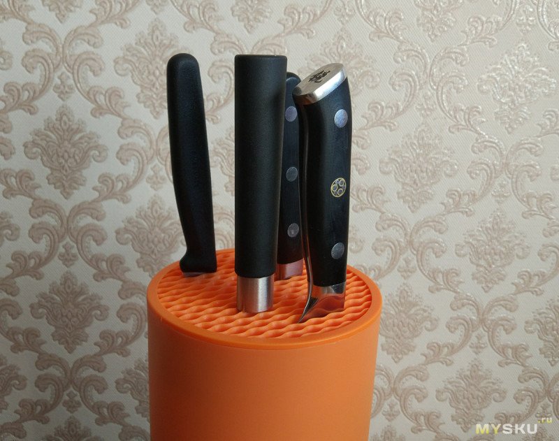 Удобная подставка для кухонных ножей
