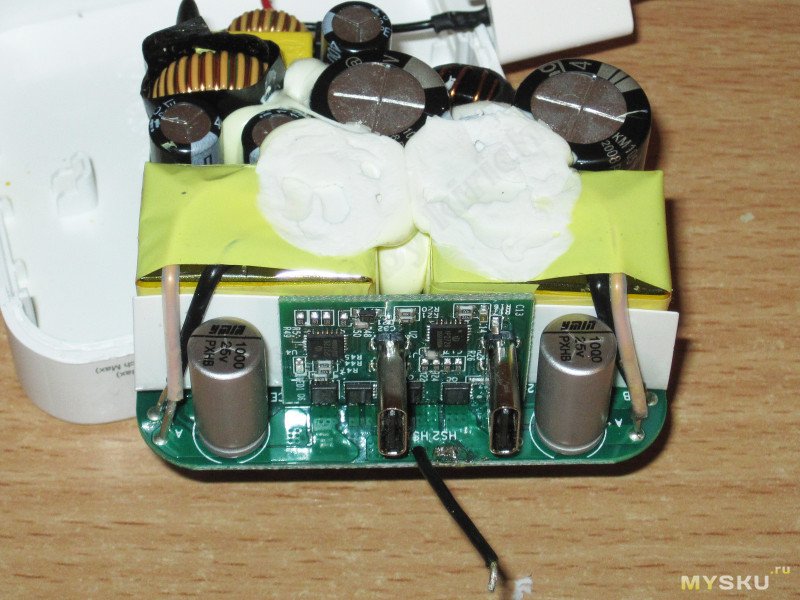 Блок питания (зарядное устройство) Choetech PD6008 с выходной мощностью до 100Вт