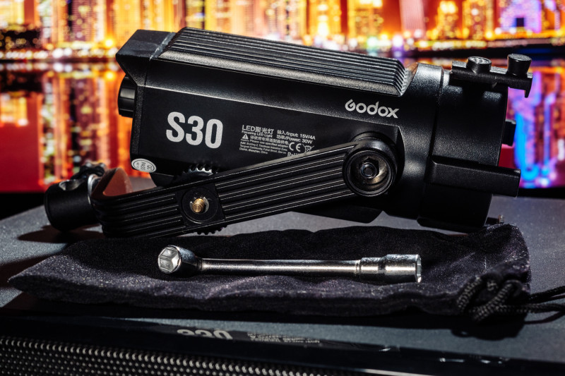Фокусируемый видеосвет Godox S30 с проекционной насадкой и сменными объективами