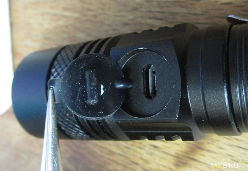 Фонарики с зумом, боковой кнопкой и встроенной зарядкой на "XM-L T6"/"XP-L V6" и 18650