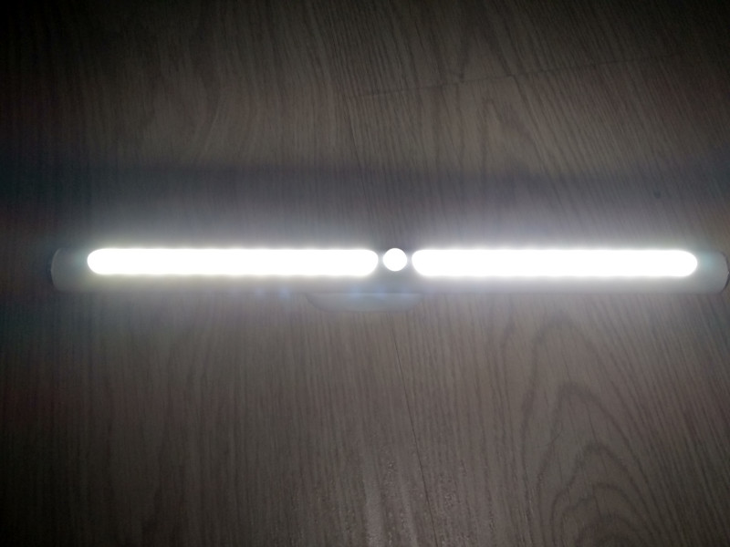 Автномный LED светильник с датчиком движения и освещения