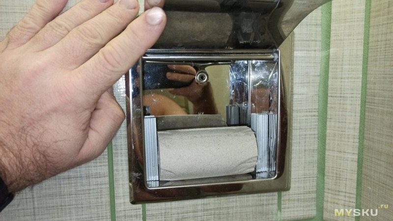 15 сантиметров - это очень мало? Экономим место в советском санузле с помощью встраемого в стену держателя туалетной бумаги.