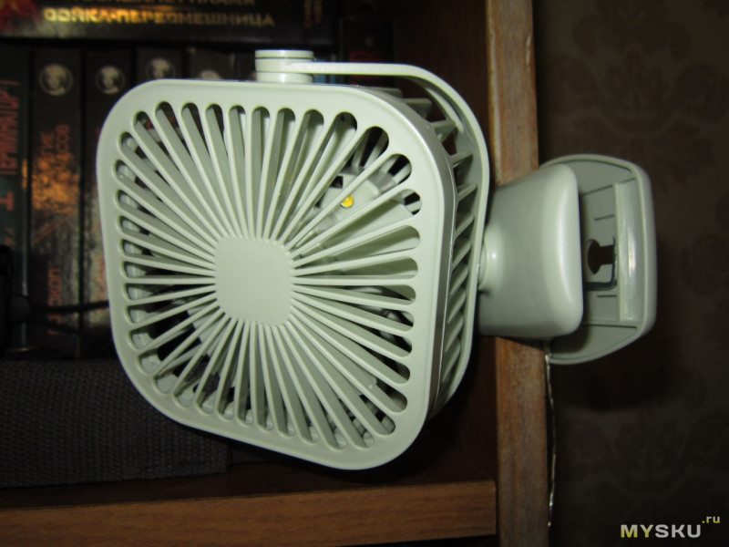 Вентилятор YASE с прищепкой и встроенным аккумулятором