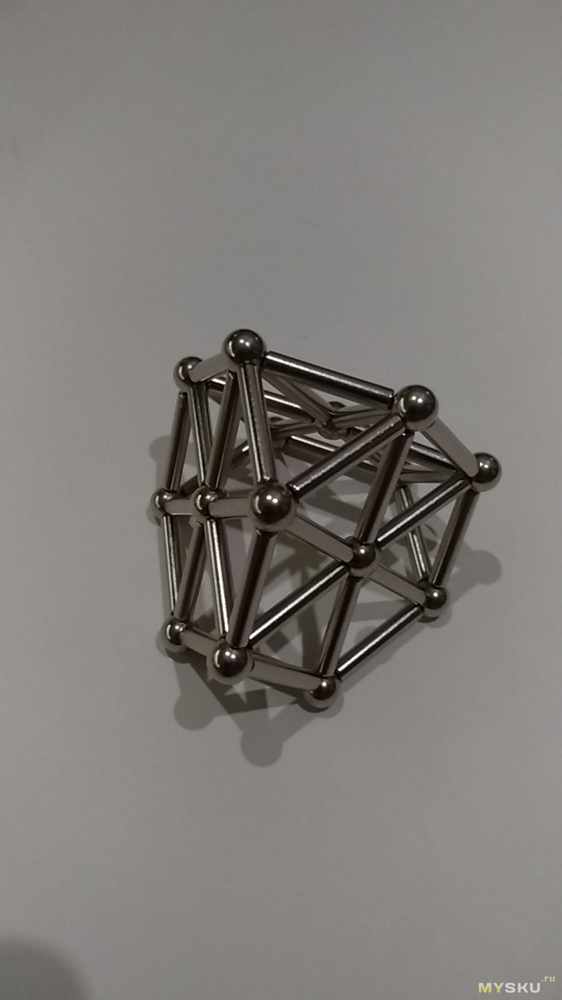 Набор-конструктор из неодимовых магнитов и металлических шариков для познания геометрии, химии и не только.