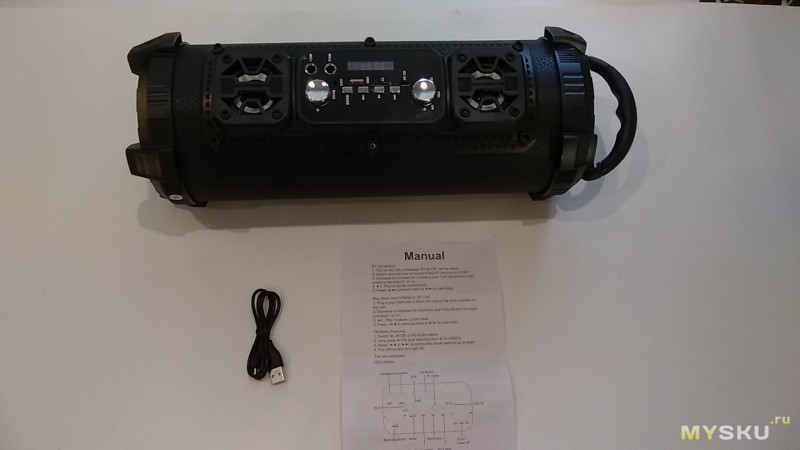 Небольшой "бумбокс" CH-M18, с поддержкой Bluetooth, FM, TF, USB, AUX, сабвуфером 4" и двумя разьемами под микрофоны.