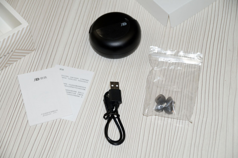 Беспроводные Bluetooth наушники/гарнитура Dostyle HS601 Arena с коробкой "повербанком"