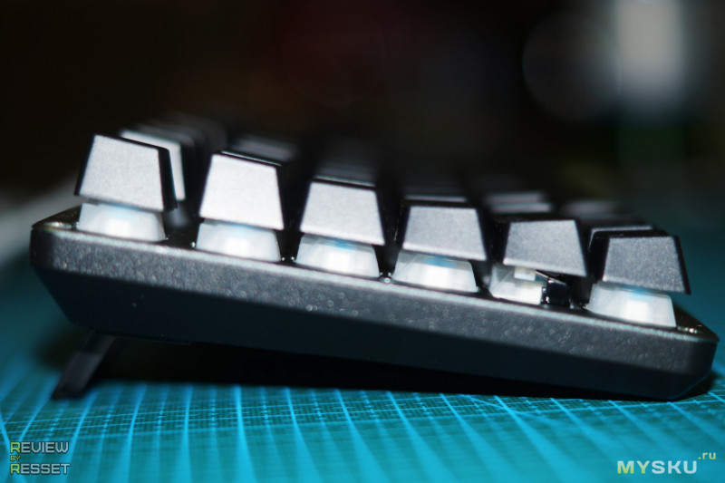 HP® GK100S - полноразмерная механическая клавиатура.