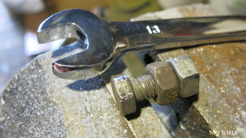 Комбинированный ключ рожковый - накидной с трещоткой с поворотной головой. Проверяем усилие затяжки гайки.