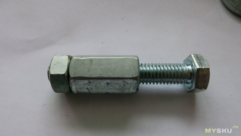 Комбинированный ключ рожковый - накидной с трещоткой с поворотной головой. Проверяем усилие затяжки гайки.