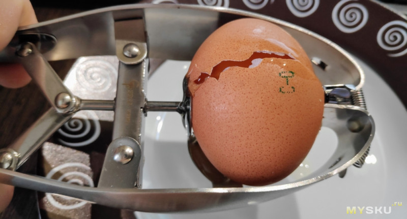 Яйца снизу. Приспособление для открывания яиц. Открывалка для яиц. Машинка для открывания яиц. Прибор для раскалывания яиц.