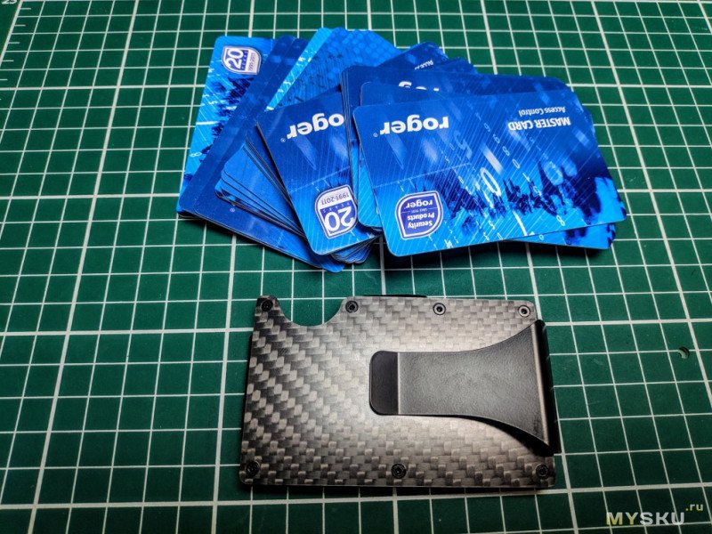 Компактный холдер для пластиковых карт с клипсой