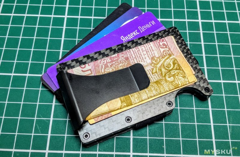 Компактный холдер для пластиковых карт с клипсой