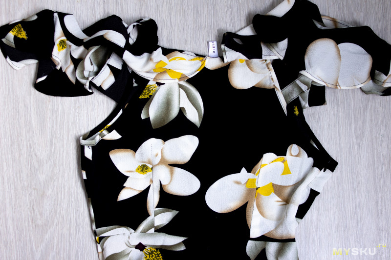 Черное платье с рисунком орхидея