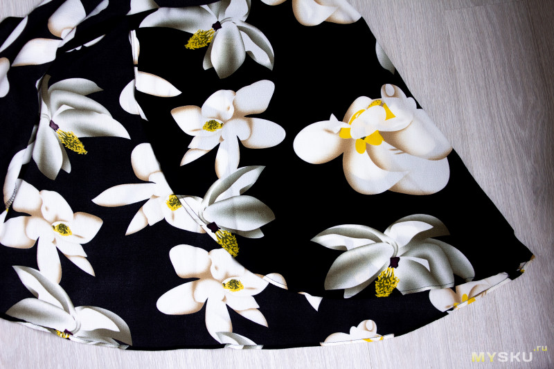 Черное платье с рисунком орхидея