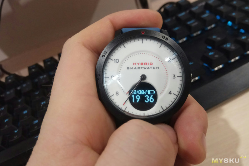 Умные часы Zeblade Hybrid с аналоговым циферблатом и небольшим OLED дисплеем