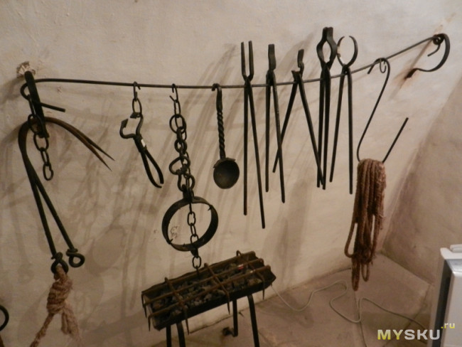 Оружие пыток. Пыточные инструменты средневековья. Пыточные орудия средневековья. Пыточные инструменты инквизиции. Орудия пыток инквизиции в средневековье.
