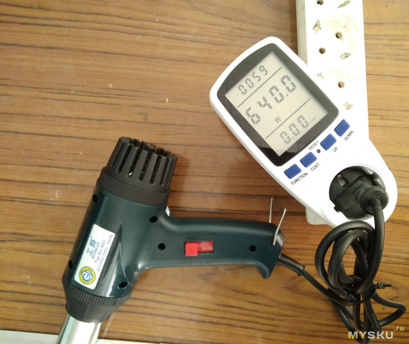 НЕбольшой электрический фен (220в 700Вт) с плавной регулировкой температуры до 550 градусов.