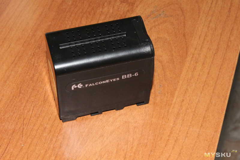Зарядное для аккумуляторов Sony NP-F и NP-Q. И небольшая подсказка для тех, у кого не вовремя сел аккумулятор, а посветить/поснимать нужно.