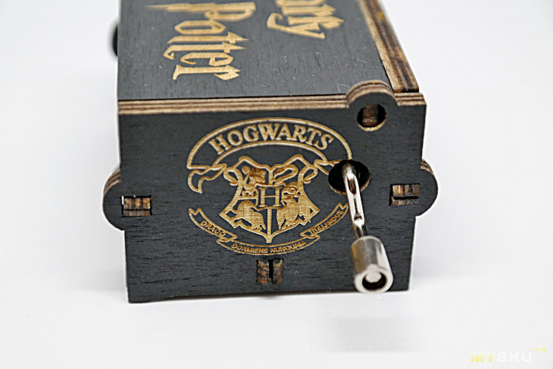 Шикарнейший подарок для ценителя серии фильмов о Гарри Поттере - музыкальная шкатулка с главной музыкальной темой фильма.