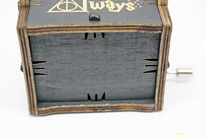 Шикарнейший подарок для ценителя серии фильмов о Гарри Поттере - музыкальная шкатулка с главной музыкальной темой фильма.
