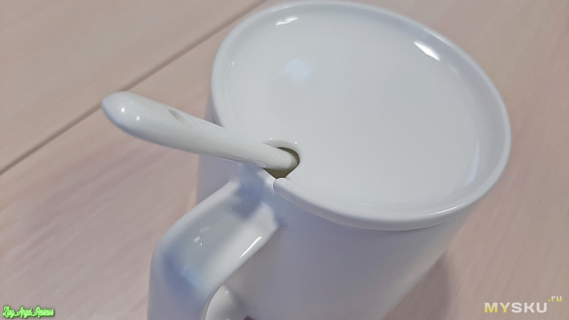 Подогревалка чашки чая и беспроводная зарядка с чашкой, крышкой и ложкой в комплекте.