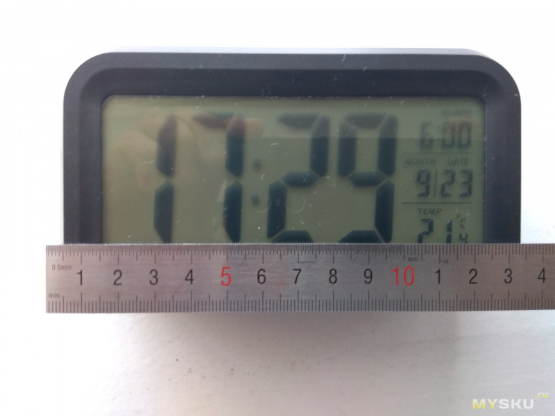Довольно неплохие электронные настольные часы с крупными цифрами времени