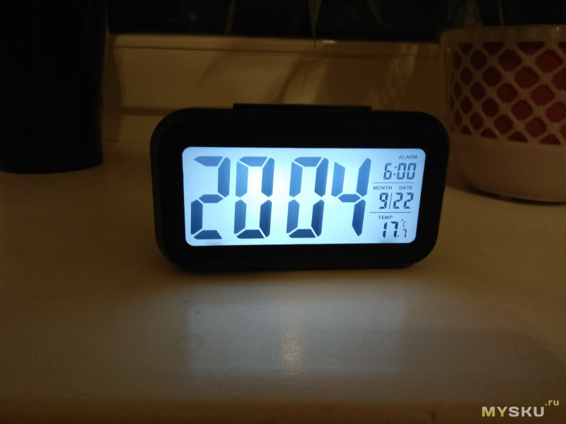 Довольно неплохие электронные настольные часы с крупными цифрами времени