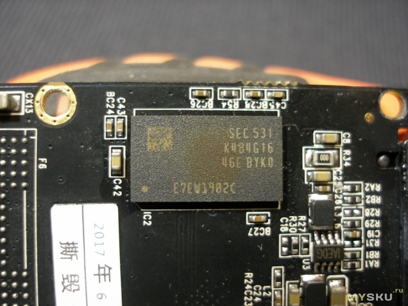 Твердотельный жесткий диск OSCOO SSD-001 емкостью 240 ГБ.