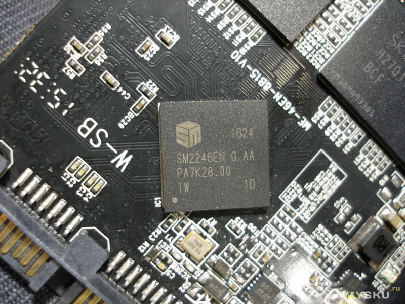 Твердотельный жесткий диск OSCOO SSD-001 емкостью 240 ГБ.