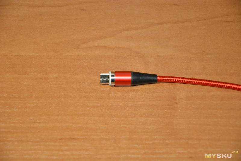 Магнитный кабель USB-microUSB длиной один метр и индикатором напряжения