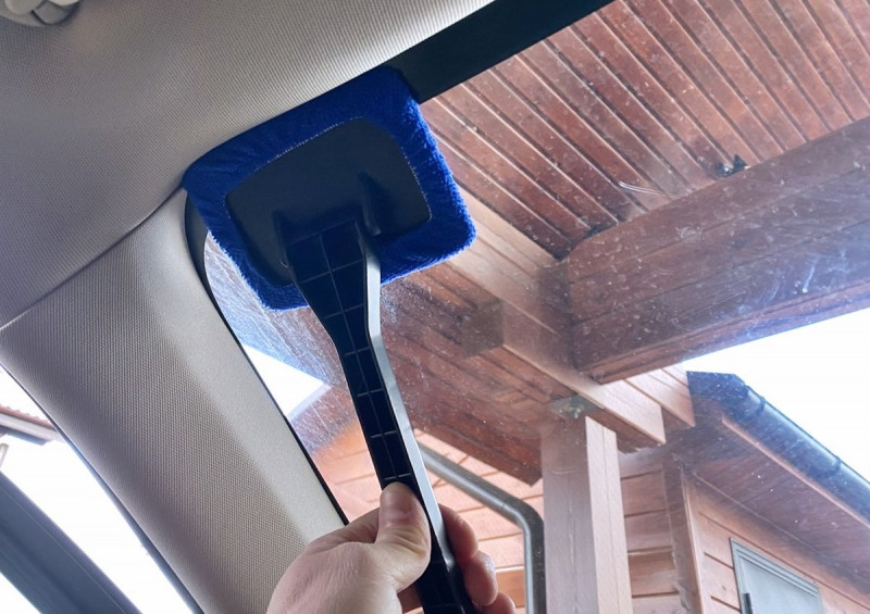 Щетка для мытья внутренней стороны лобового стекла автомобиля