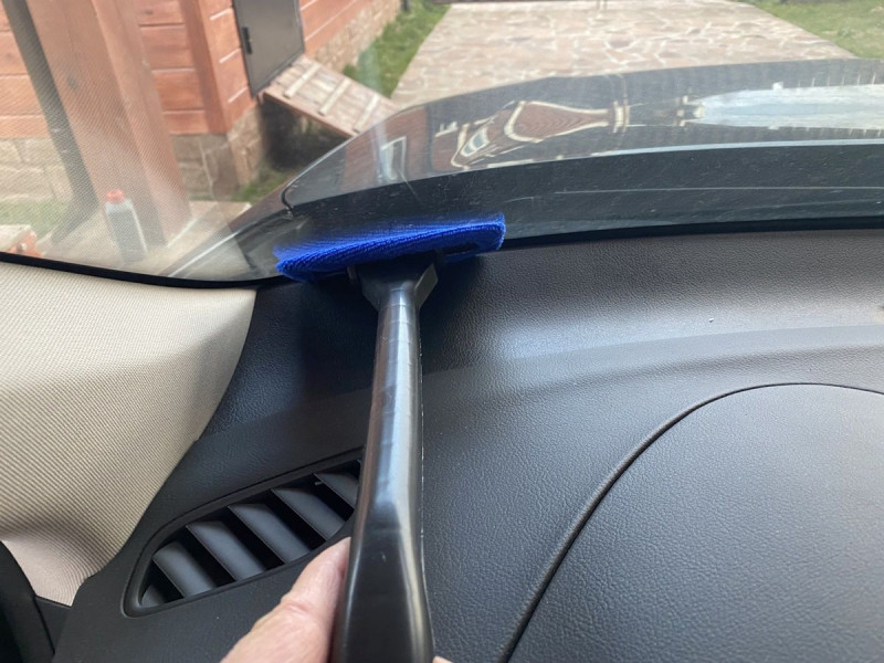 Щетка для мытья внутренней стороны лобового стекла автомобиля