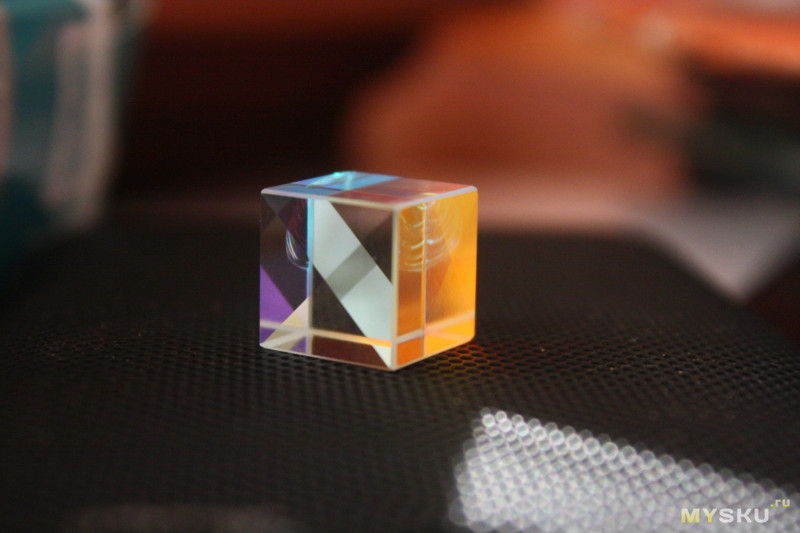 Стеклянная кубическая призма. Колхозим интересную подсветку для фото
