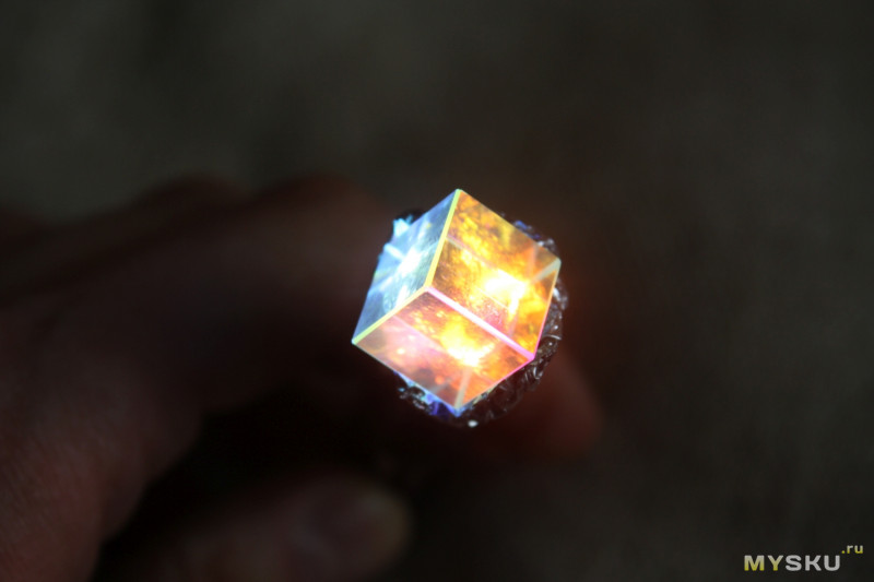 Стеклянная кубическая призма. Колхозим интересную подсветку для фото
