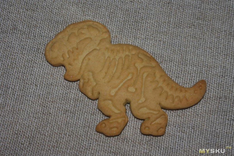 Два набора форм для печенья - палеонтологический и новогодний. Ожидания vs реальность
