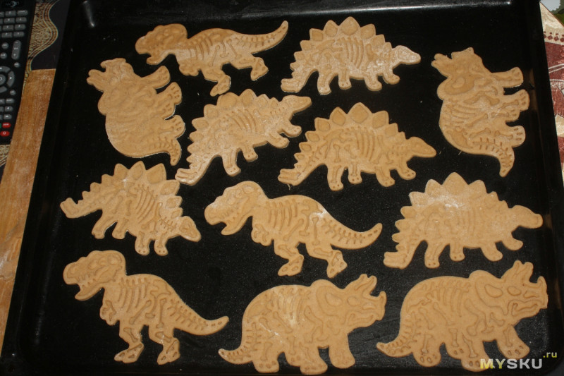 Два набора форм для печенья - палеонтологический и новогодний. Ожидания vs реальность