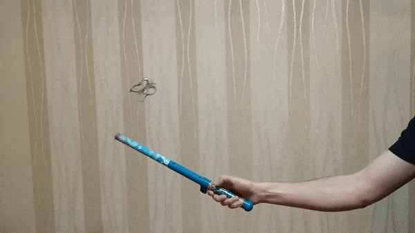 Fly-Stick - “волшебная дубинка”, которая заставляет левитировать фигурки из фольгированной пленки