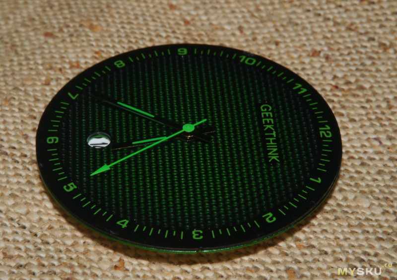 Geekthink - простые электронные часы с интересным дизайном.