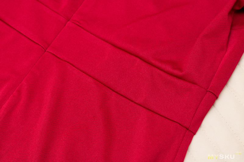 Красное платье с рукавами три четверти