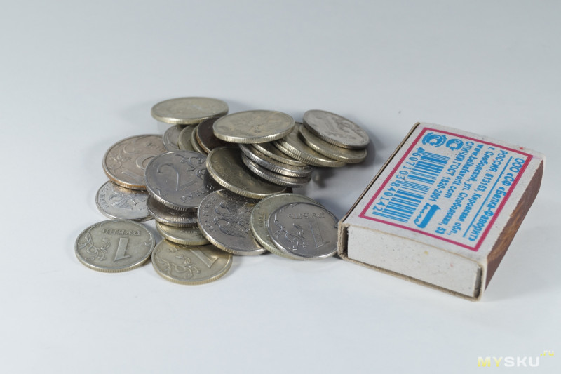 Короткий кошелек с отделением для монет.