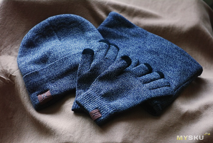 Комплект из сенсорных перчаток шапочки и шарфа